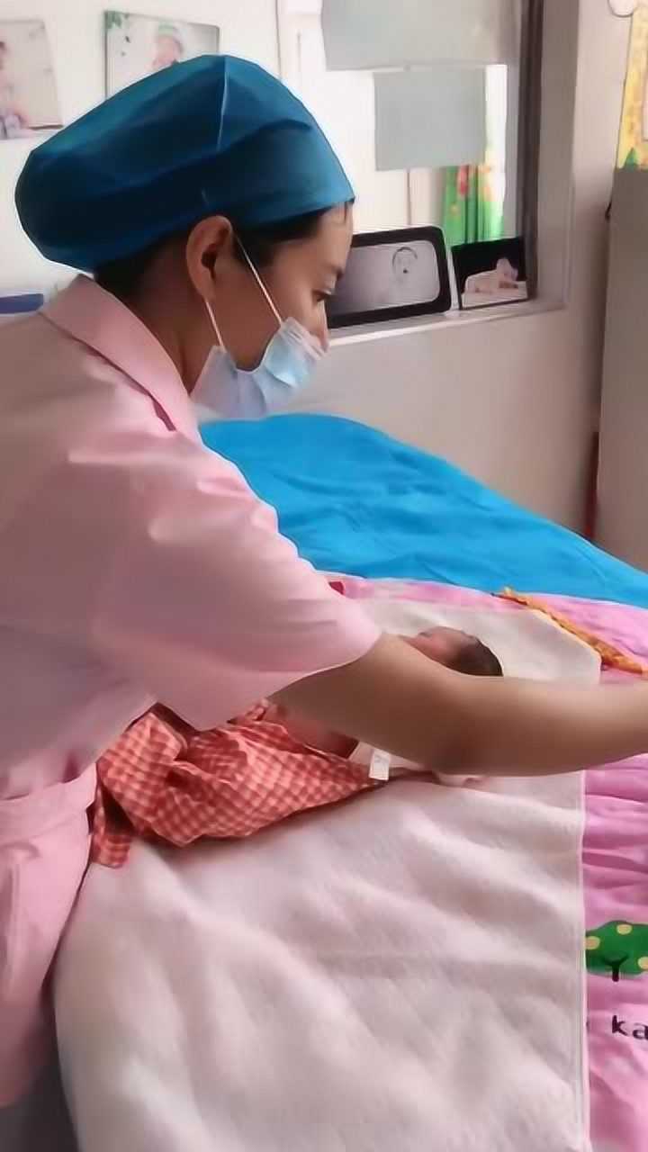 新生婴儿脐部应该怎么护理妇产科护士这手法,看完你就明白了!
