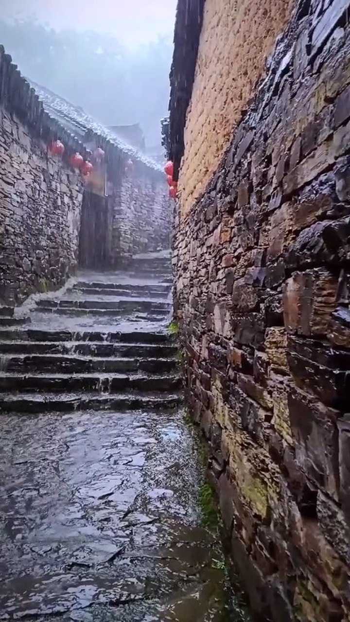 古城的下雨天