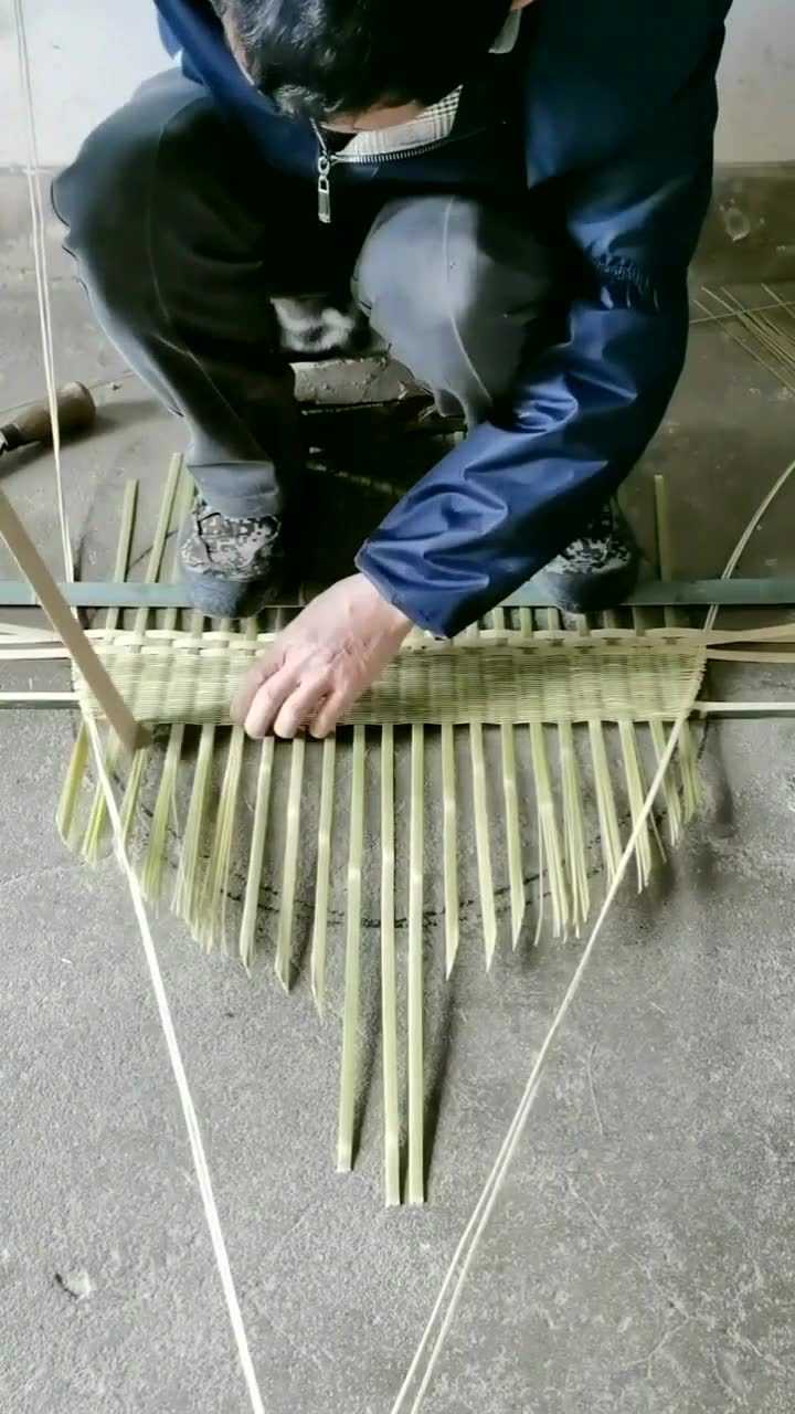 高手在民间 大叔编织实用工具竹制淘米簸箕
