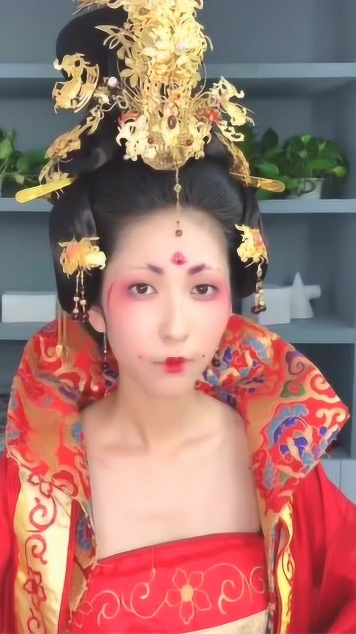 妹子弄了一款古装造型,这么高的发髻,只有皇后娘娘才能拥有吧