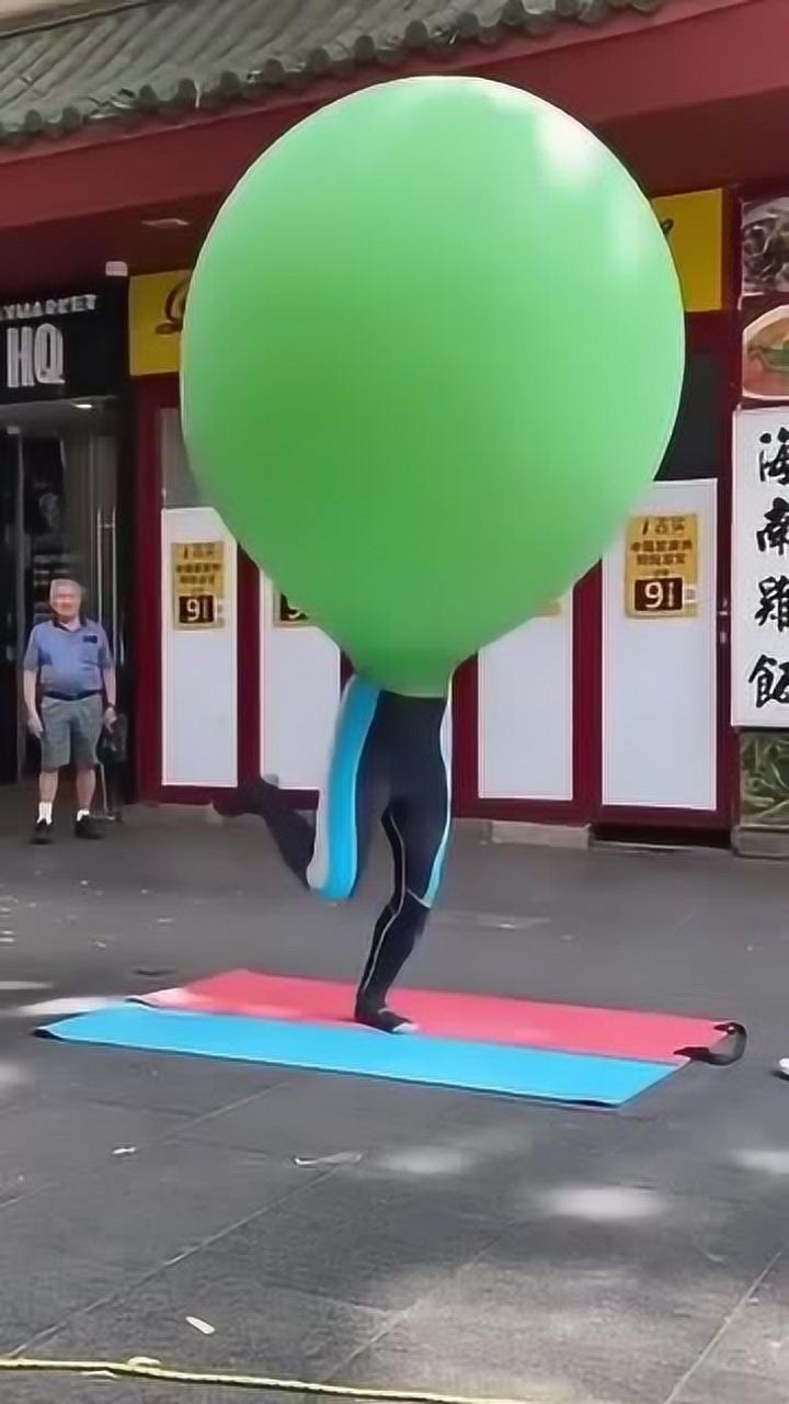 街头艺人谋生太难了,戴上气球那一刻,感觉喘不上气来!