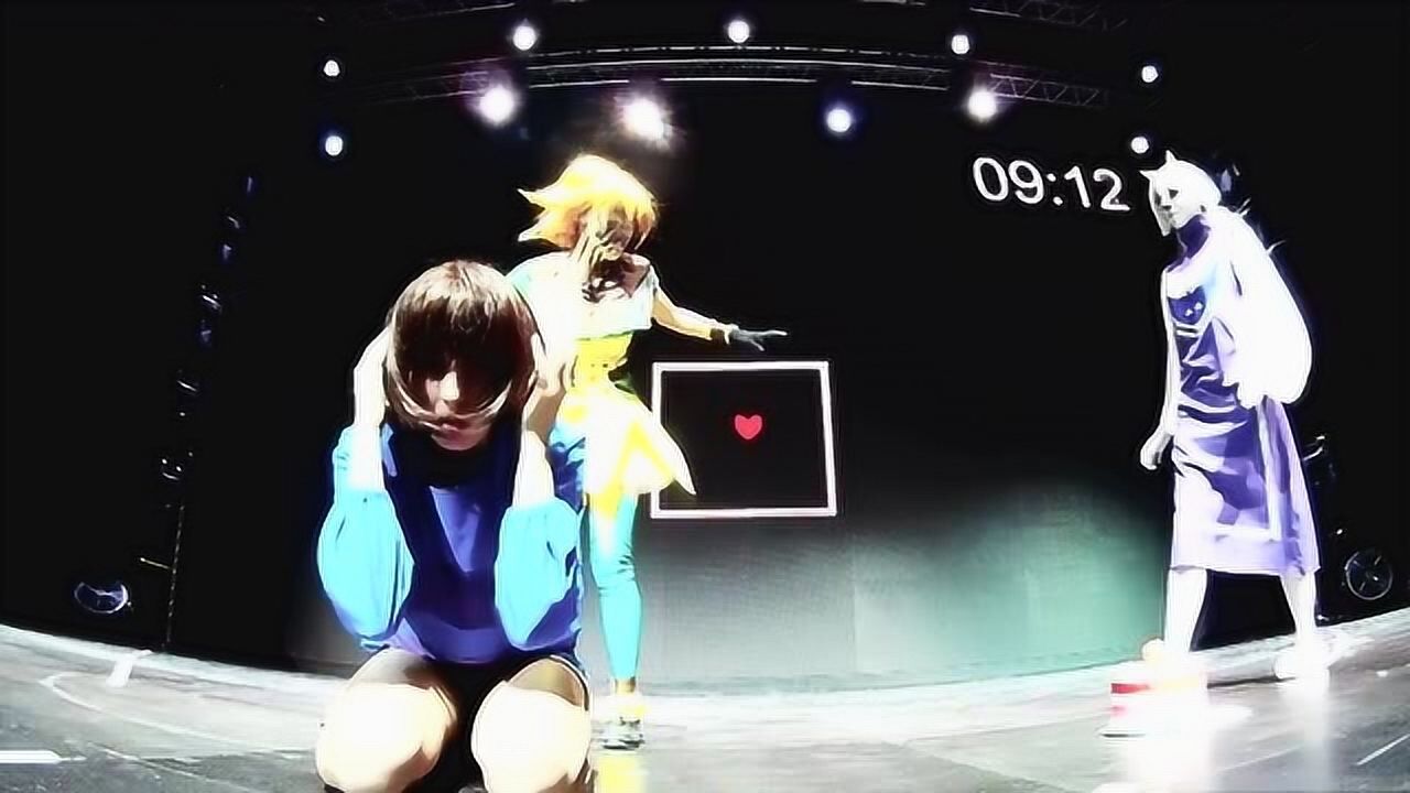 传说之下真人版羊妈扶起了受伤的弗里斯克他们的感情太深了