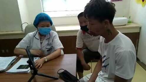 刘永生专家远程视频会诊与患者讲解治疗方案