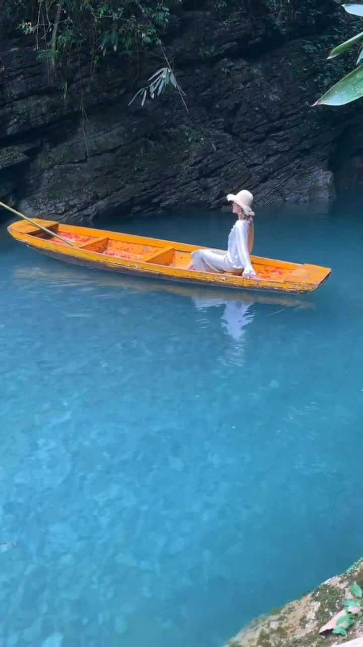 小木舟上的小姐姐可是一位白富美