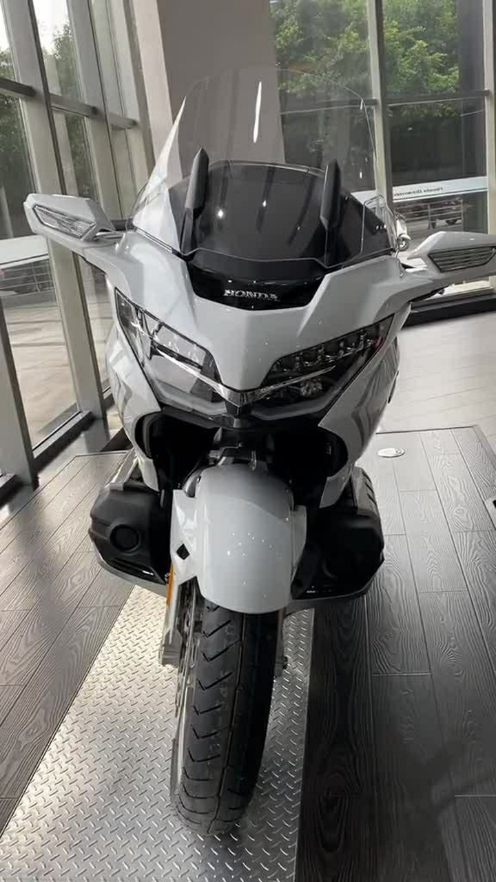 本田金翼gl1800mt版上市摩托中的劳斯莱斯