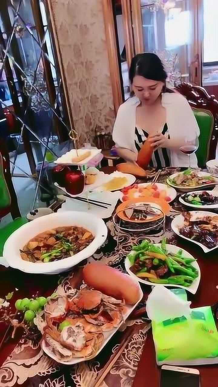 有钱人的生活就是不一样这样吃饭家里有矿啊