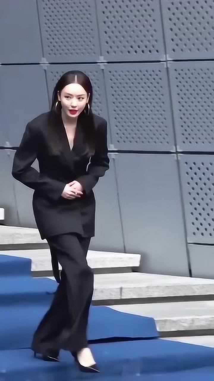 李多喜表情精致内心却相当善良的李多喜