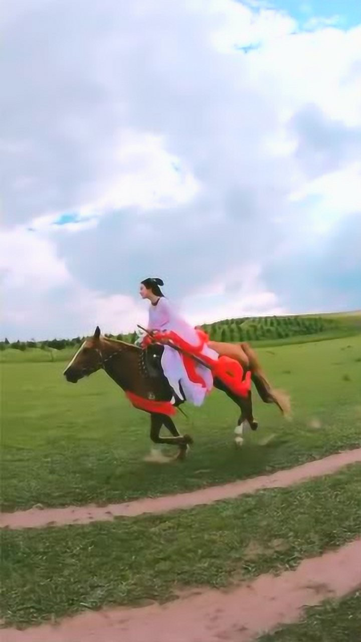 美女骑马驰骋在草原,看着都觉得可爽了,马背上的姑娘好样的!