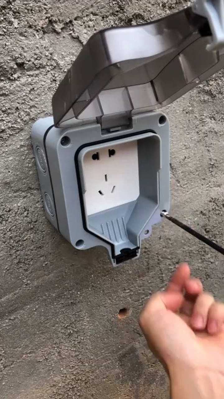 今天给家里的花园,安装一个防水插座