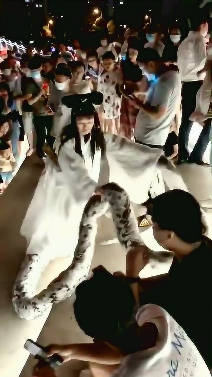 网红不容易,为当白娘子,蛇尾巴都安排了!