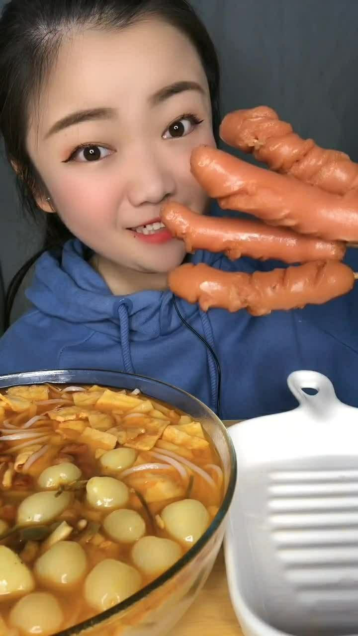 大人孩子都喜欢吃的火腿肠,真是太香了呀!