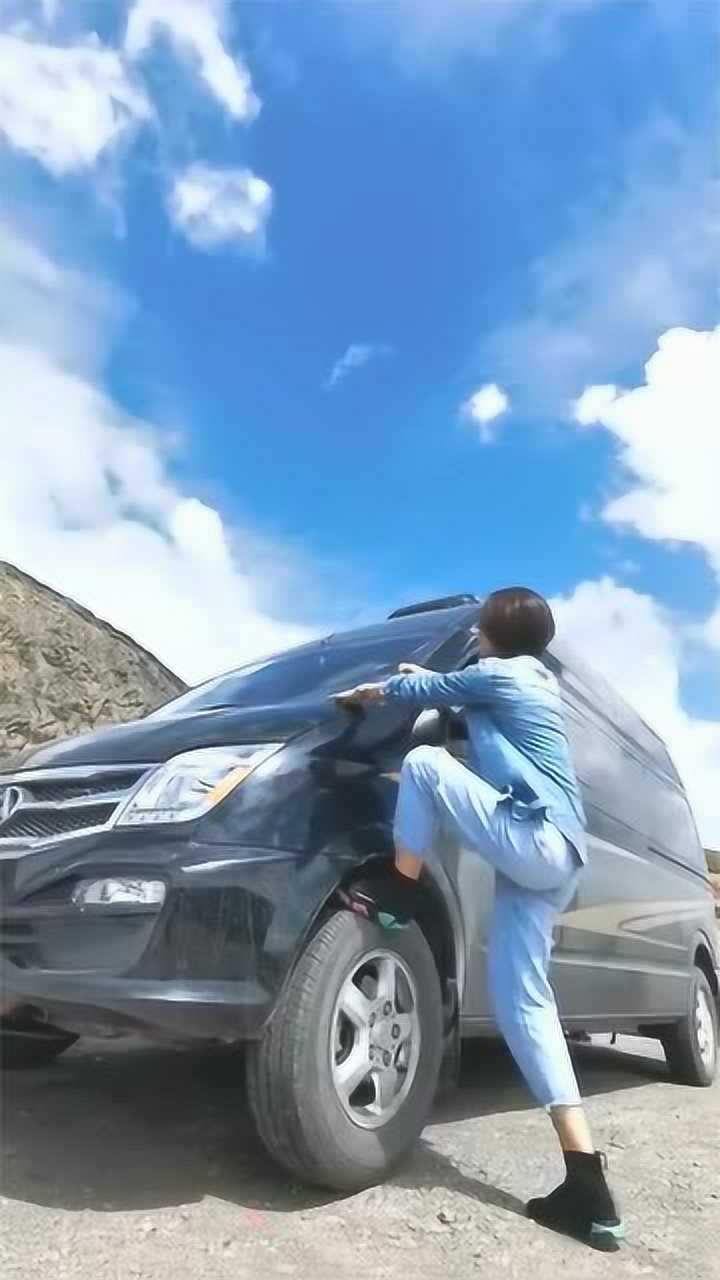 偶遇一位开房车旅行的美女,接下来的一幕,看得我尴尬症都犯了