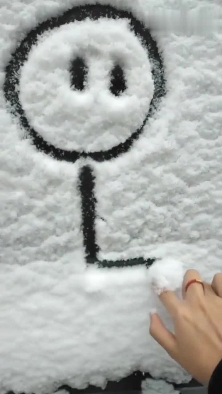 雪中画画比心图片