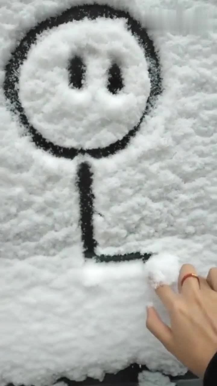 下雪天小姐姐画发射爱心简笔画太可爱了