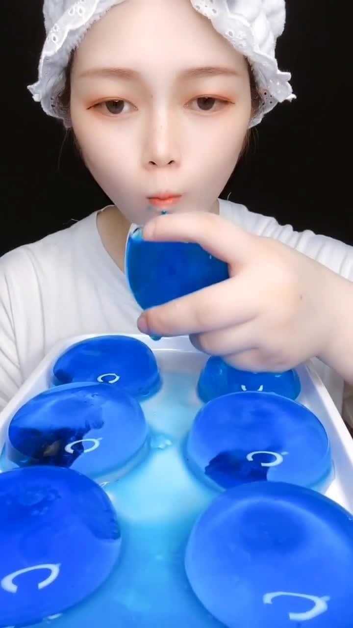 声控吃冰漂亮的蓝色冰块小姐姐吃东西的样子非常赏心悦目