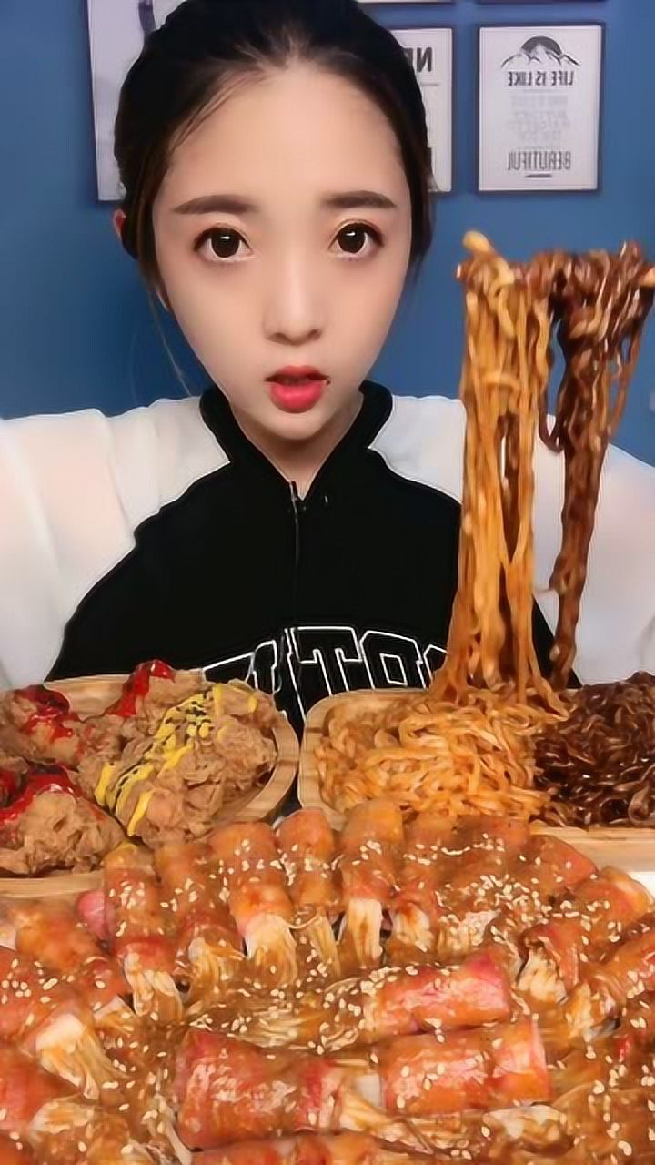 美女吃播吃脏脏面一口一口太优雅这是嚼了多少下