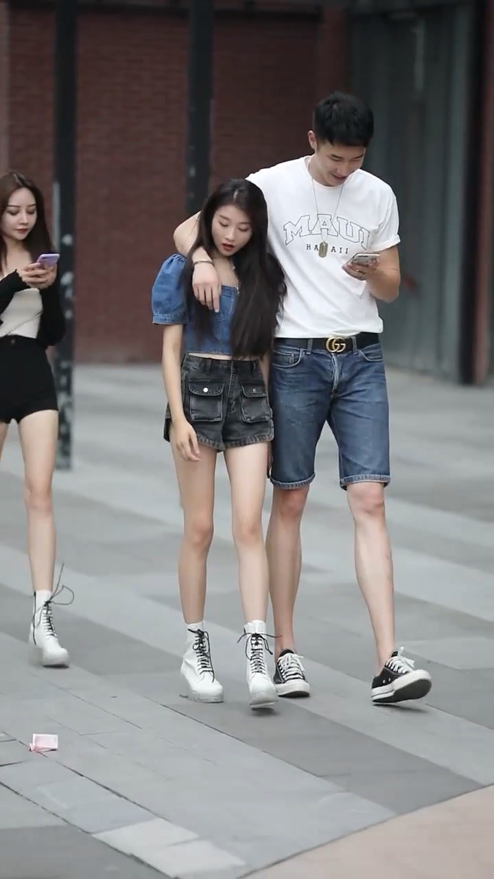 钱和帅哥,当然是选择帅哥啦