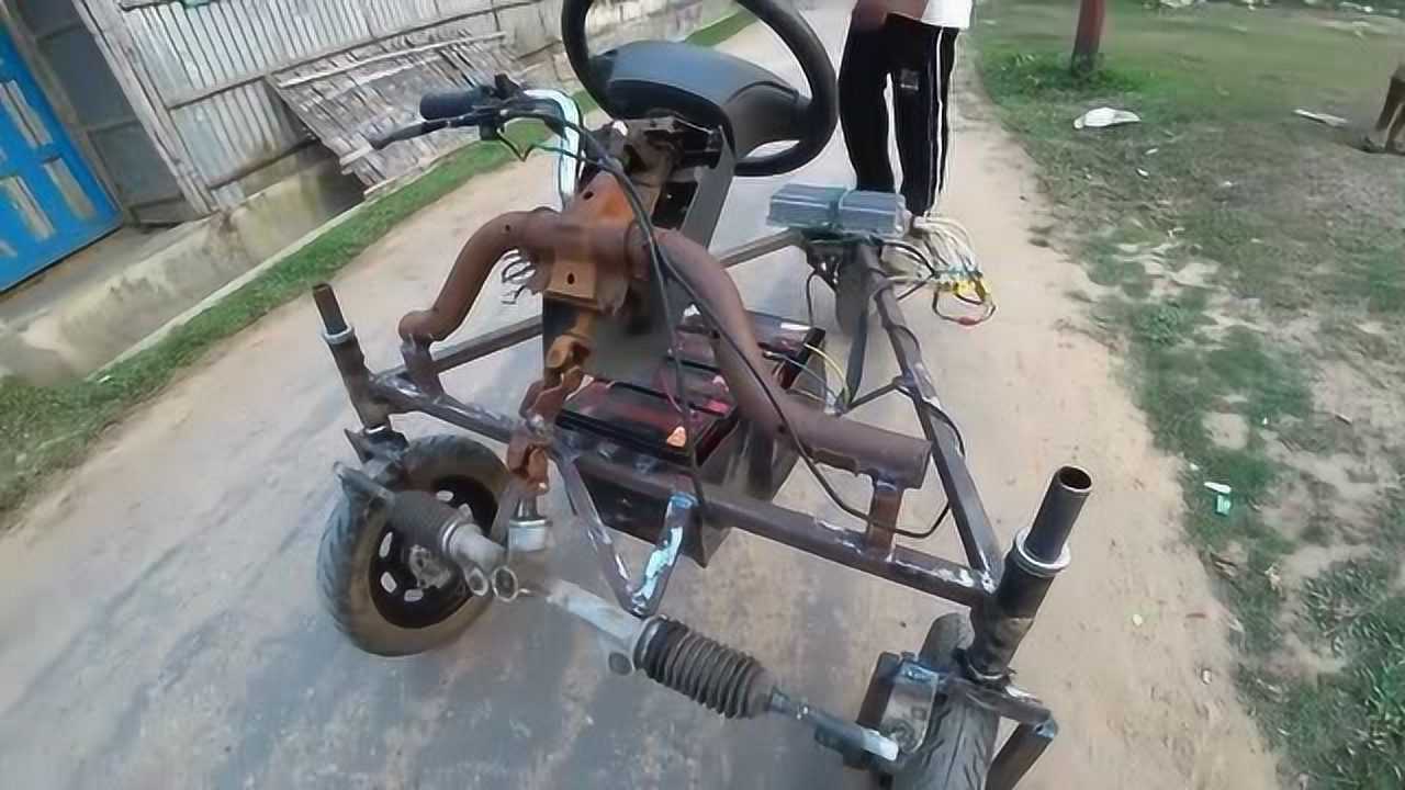 印度牛人自制的简易电动三轮车不但带方向盘而且还自带倒车功能