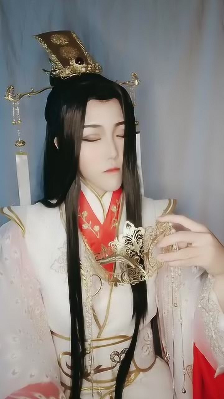 小姐姐cos天官赐福太子悦神,不愧是四大名景之一,帅气逼人!