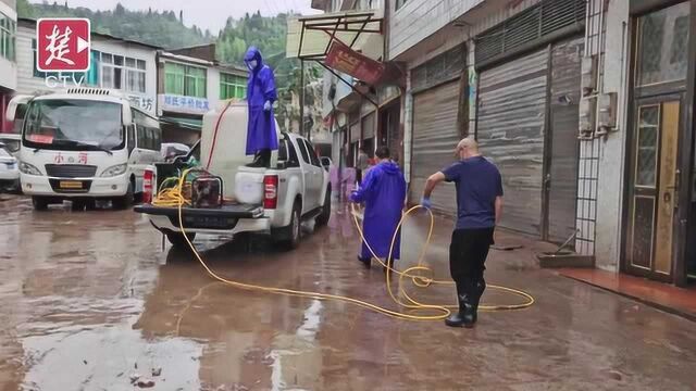 【视频】恩施突降特大暴雨,山洪涌入利川忠路镇,当地紧急转移380余人