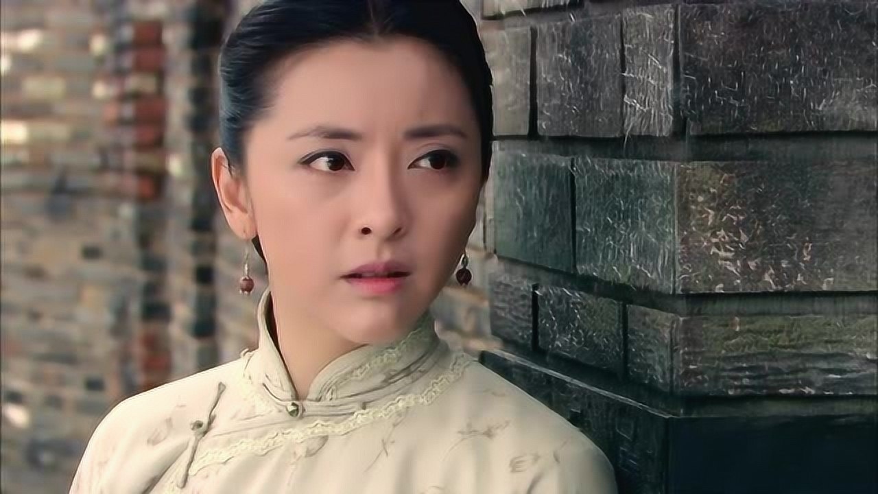 青岛往事小嫚向伙计打听满仓的动静发现他和谷蓝见面