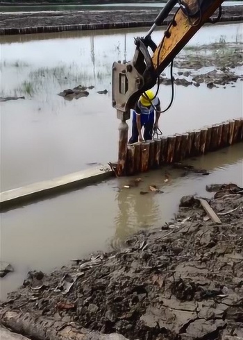 不愧是高手,第一次见用冲击锤往下打木桩,真是省力又省事_腾讯视频