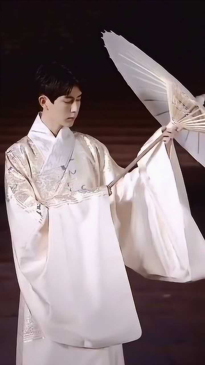 于朦胧天价汉服走秀翩翩公子的他惊艳了观众