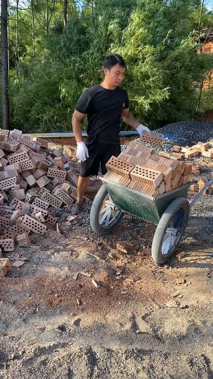 今天的天气异常炎热工地的砖格外的烫手商店里的可乐依旧是我遥不可及