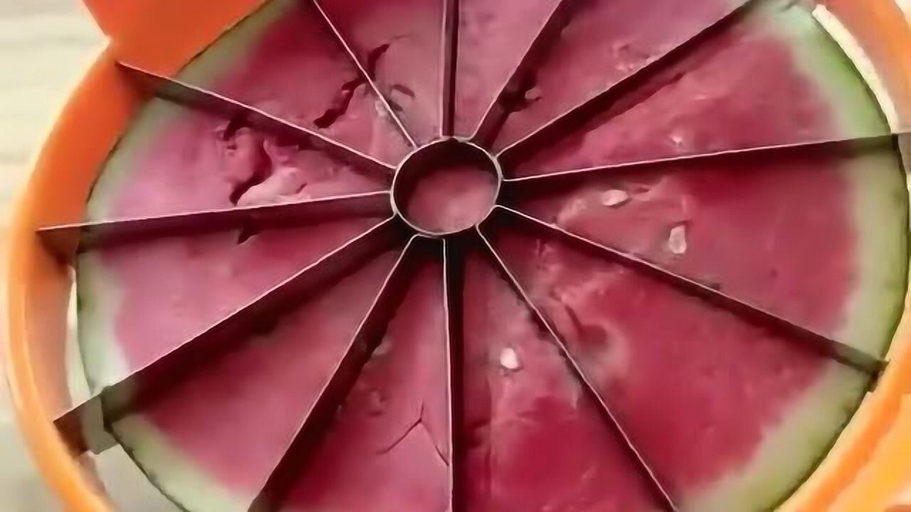 切西瓜也用上了神器,中间那根圆柱状的西瓜,简直就是整个西瓜的灵魂