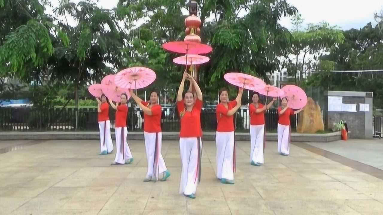 卢姨广场伞舞《烟雨江南》变队形表演石基彩虹舞队演示