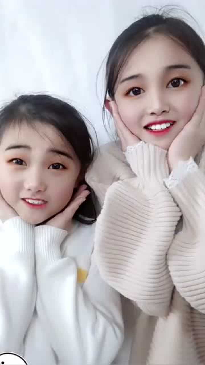 宋小睿和妹妹的自拍照姐妹两长得太像了不愧是高颜值的一家人