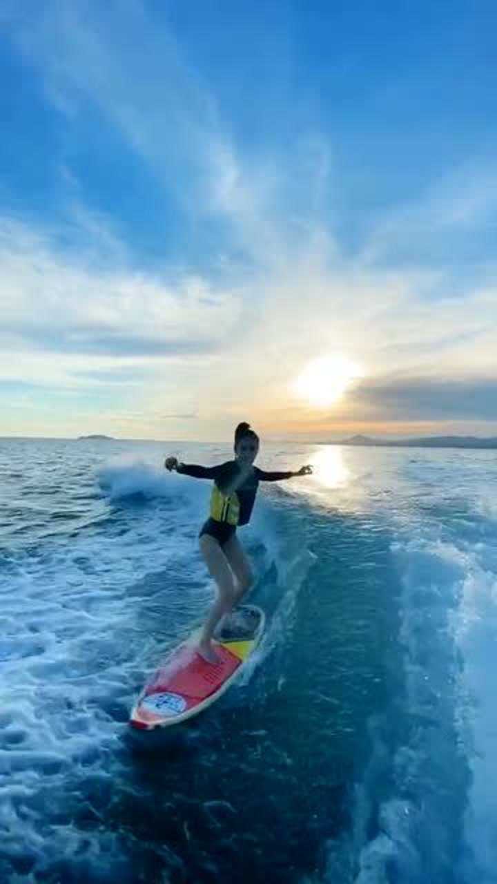 杨颖海中冲浪黄晓明全程跟着录像真是太有爱了