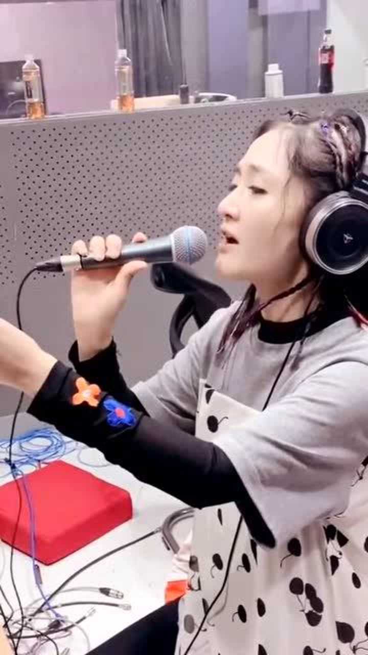 谢娜唱野狼disco严重跑调工作人员笑疯了网友求放过