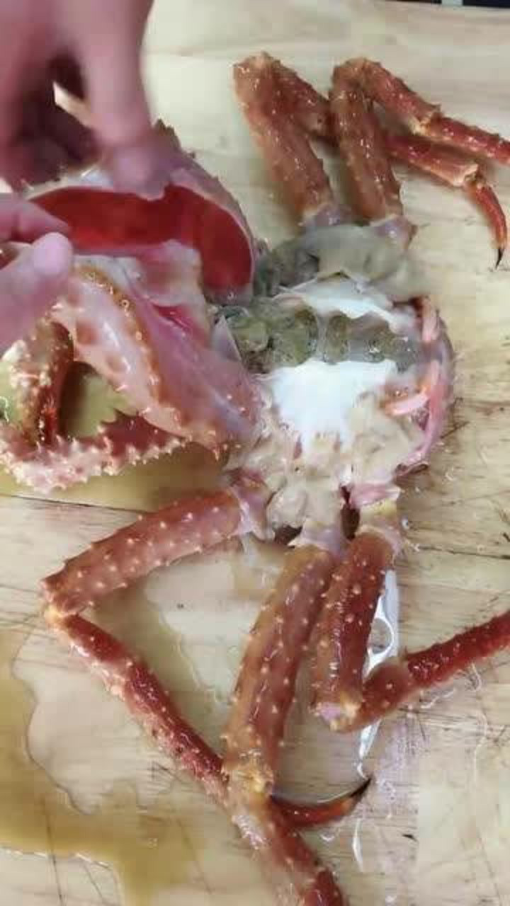 小伙直播处理帝王蟹,这蟹血居然是长这样的,真是大开眼界!