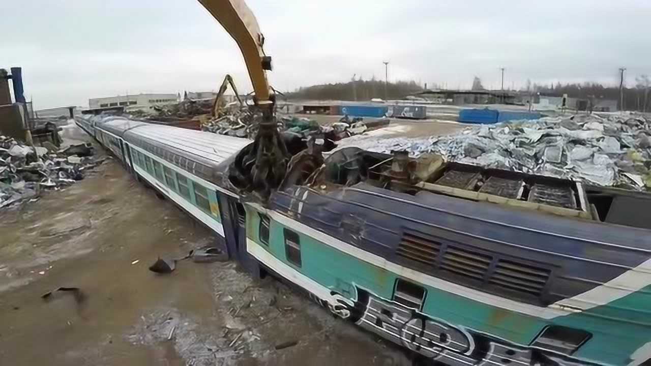 报废火车的终点站一列列火车被直接变成废铁看上去好过瘾啊
