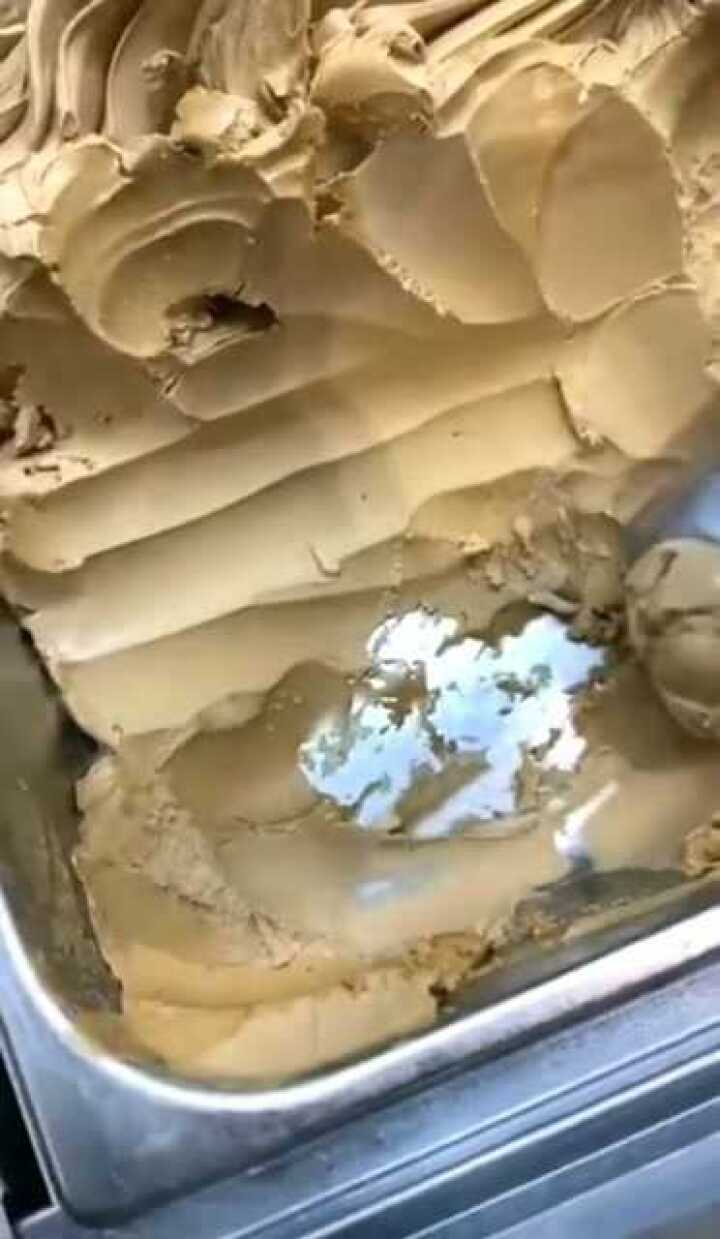 老板如果看见小伙子这样挖冰淇淋不知道会不会被开除这分量看起来非常