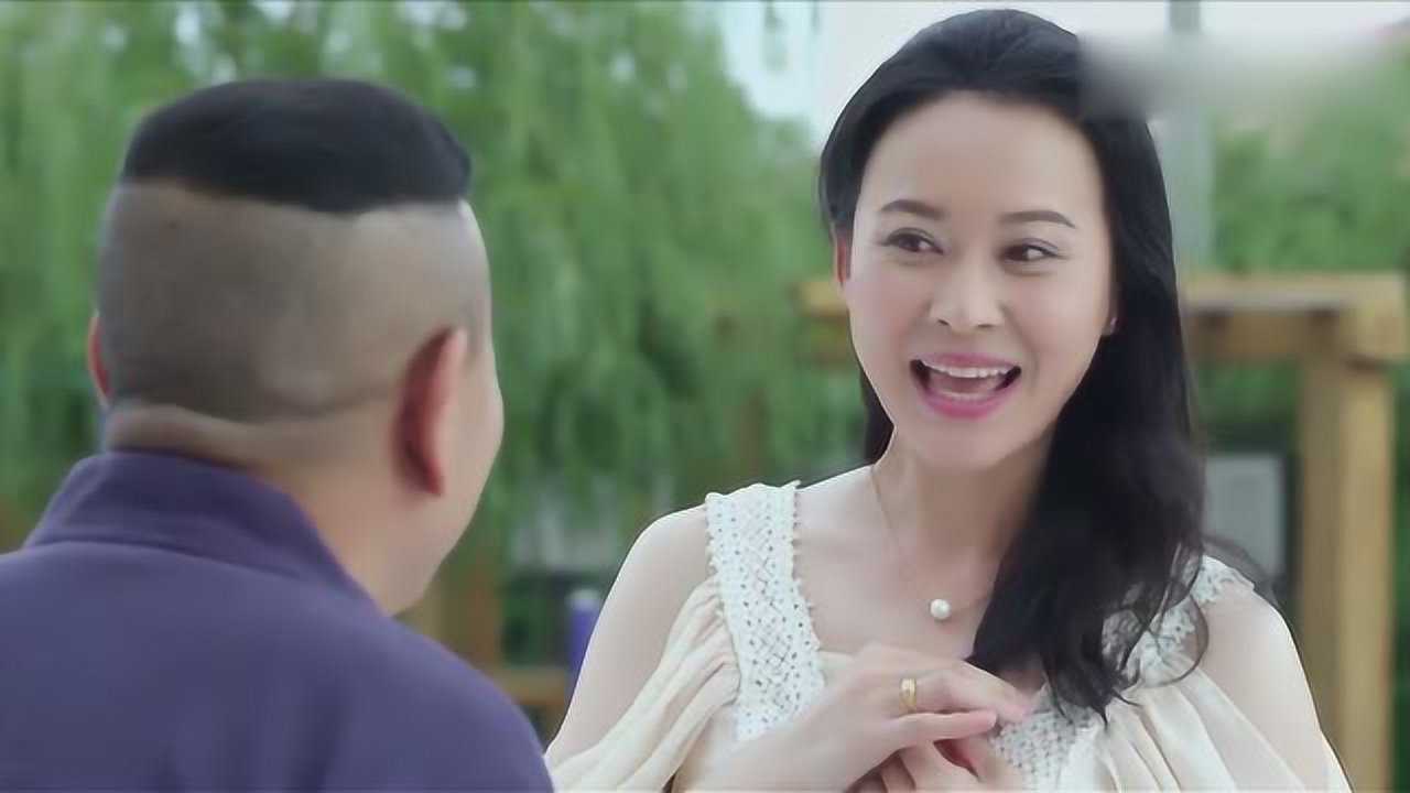 双喜盈门霞婶打扮的精致走来方老倔看见之后都瞬间傻眼了