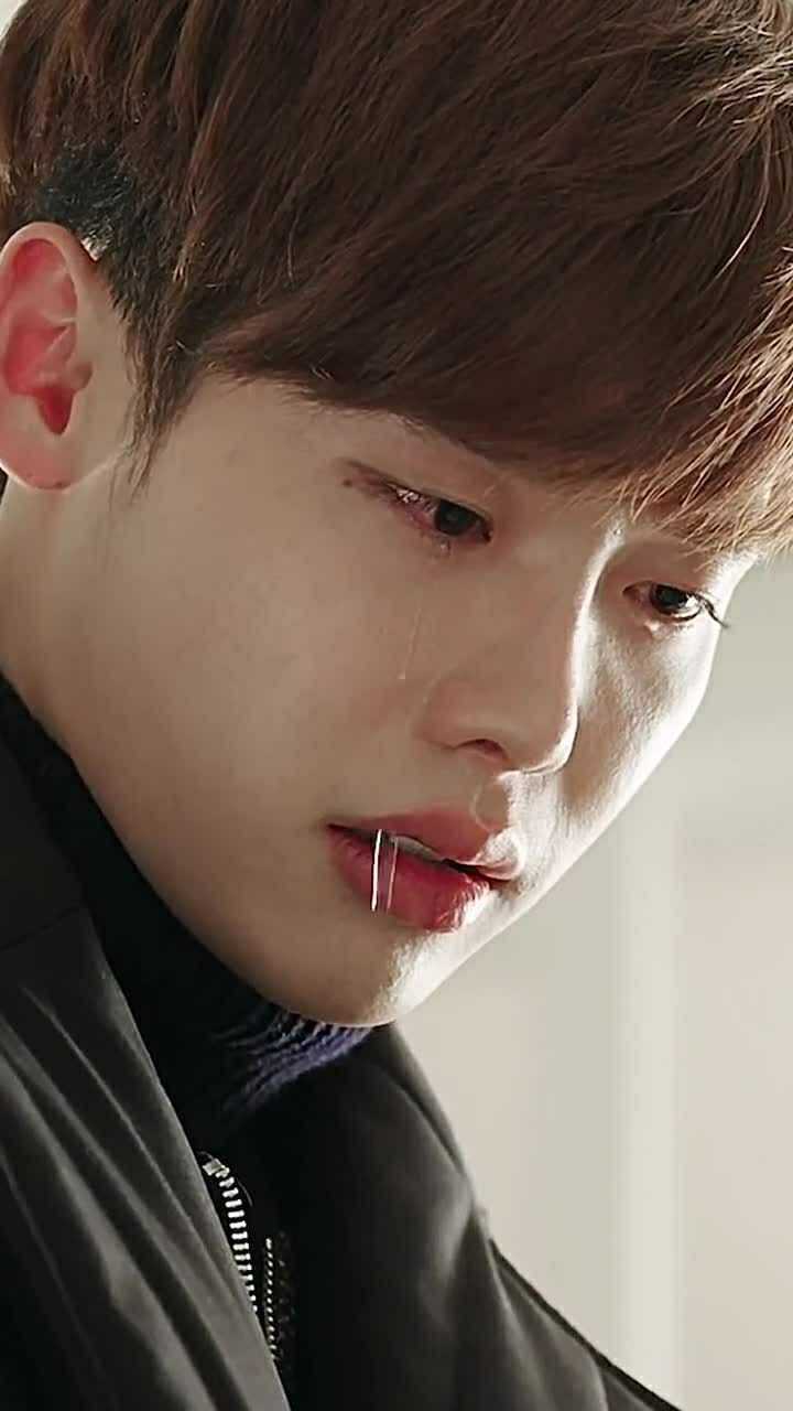 发现李钟硕的眼泪每次都先从右眼流下来可能是他的泪痣长在右边的原因