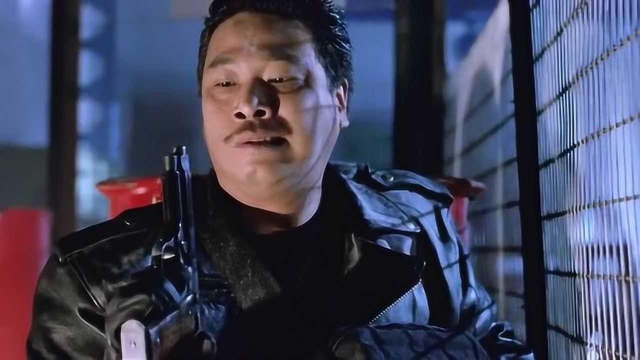 逃学威龙2达叔刚想换枪发现全是面包还好有杀手锏