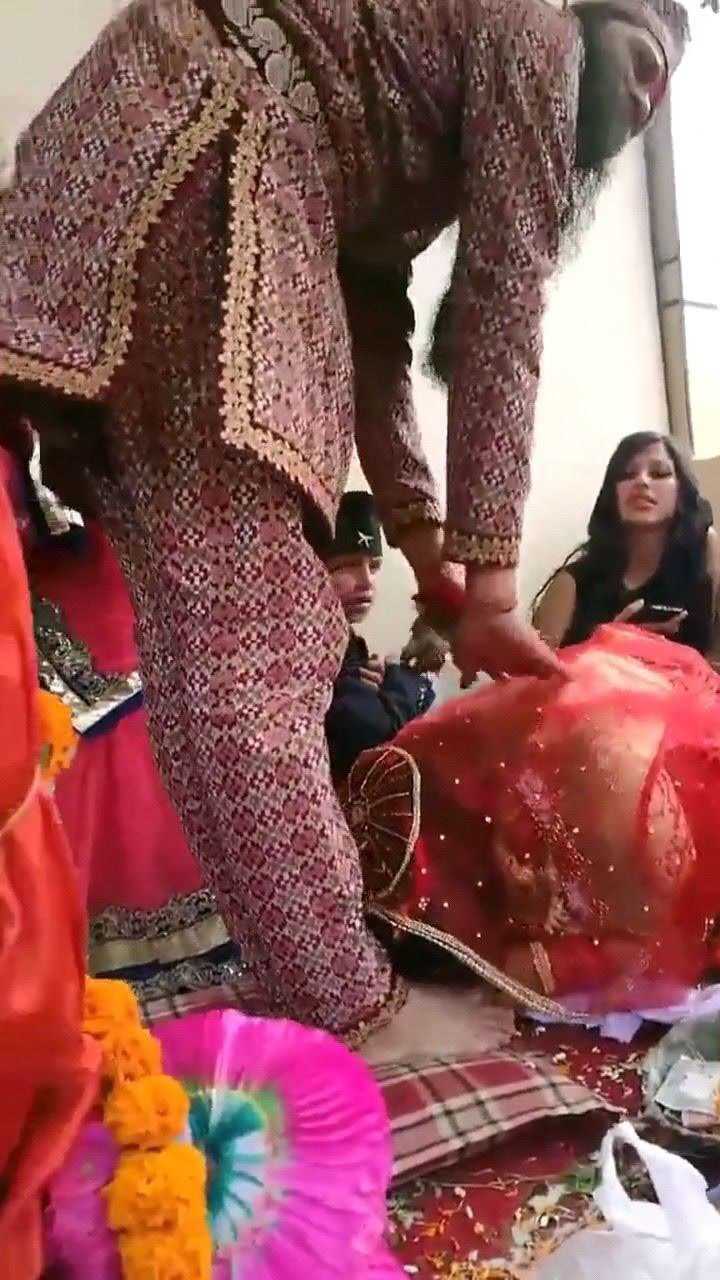 印度新娘给老公行吻脚礼动作必须要虔诚标准否则被认为不忠