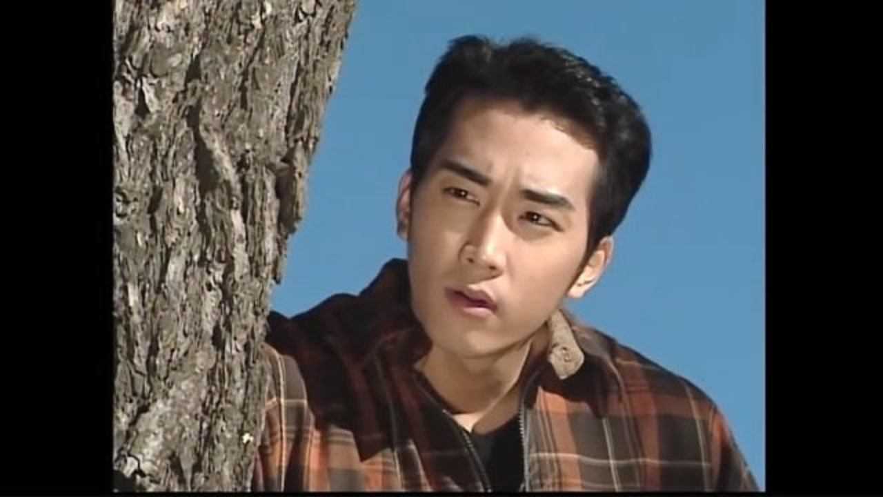 蓝色生死恋恩熙在大树上刻的初恋名字原来就是俊熙俊熙美滋滋