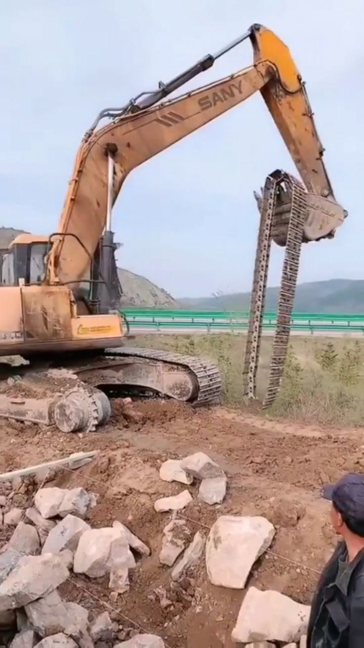 挖掘机掉链子,自己动手穿,这师傅起码干了10年