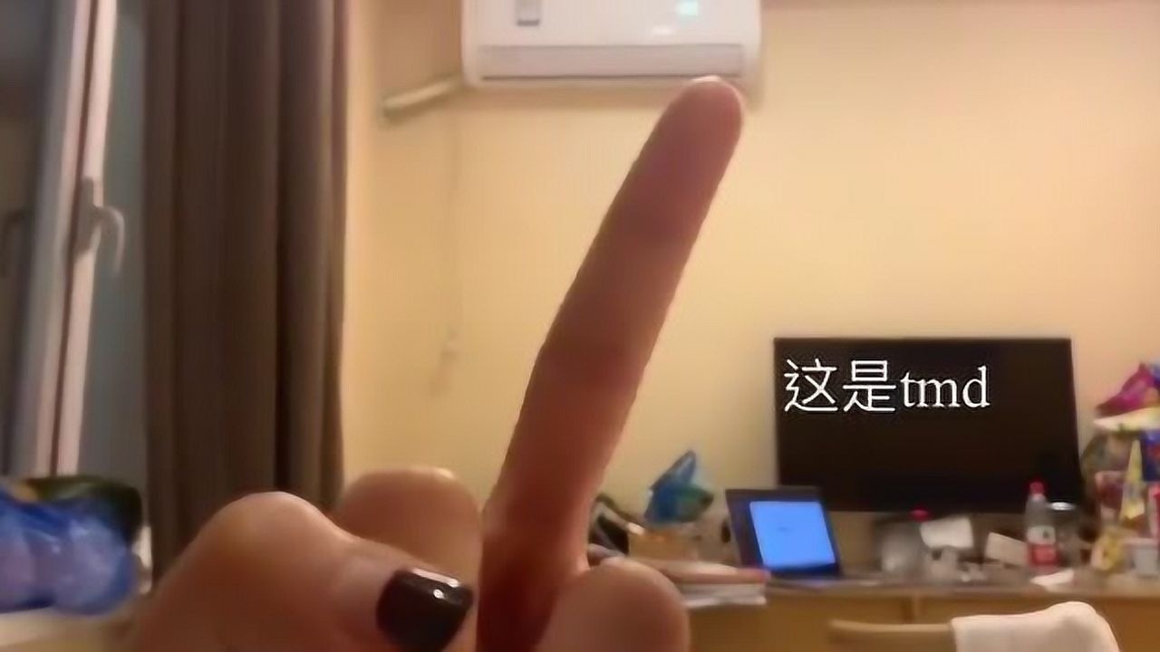 当手势比心和鄙视结合,就成为了一个新的手势暗语