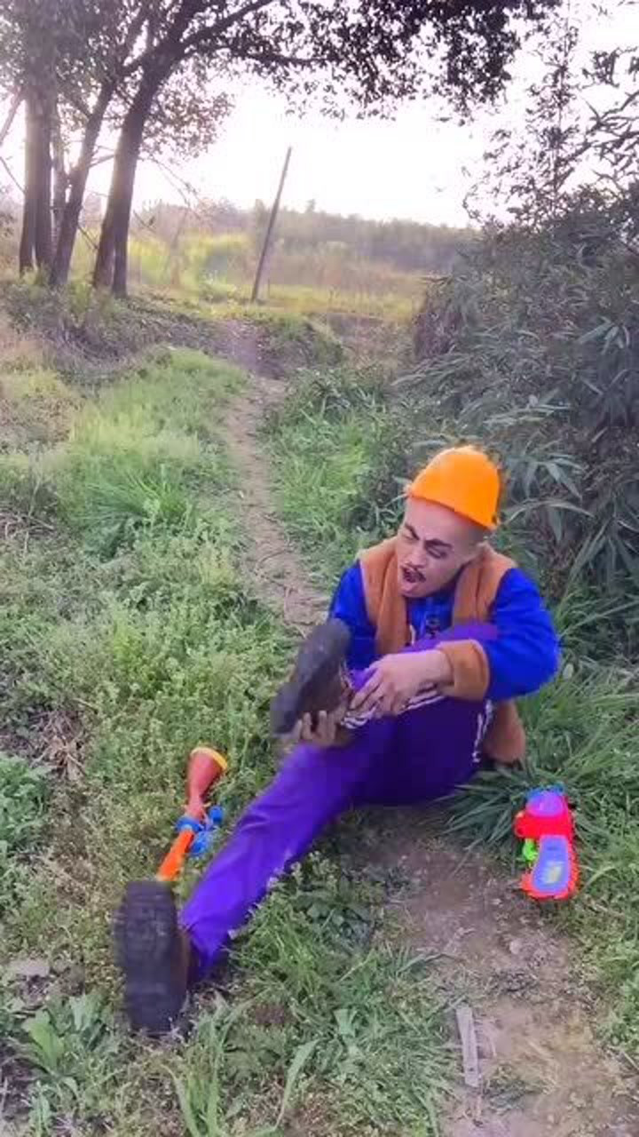 光头强用脚踩在草地上磨出了血泡光头强竟自己埋怨了起来