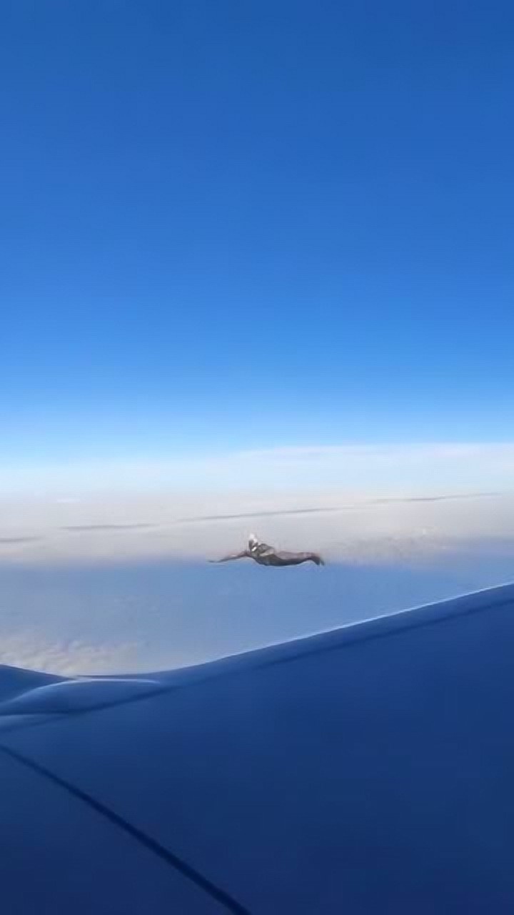 飞机上拍到的竟然发现奥特曼这就是男孩子们的梦想