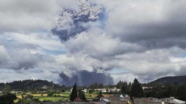 印尼火山一周内两次爆发!喷出5公里巨大灰云 灰烬覆盖火山口20公里以内