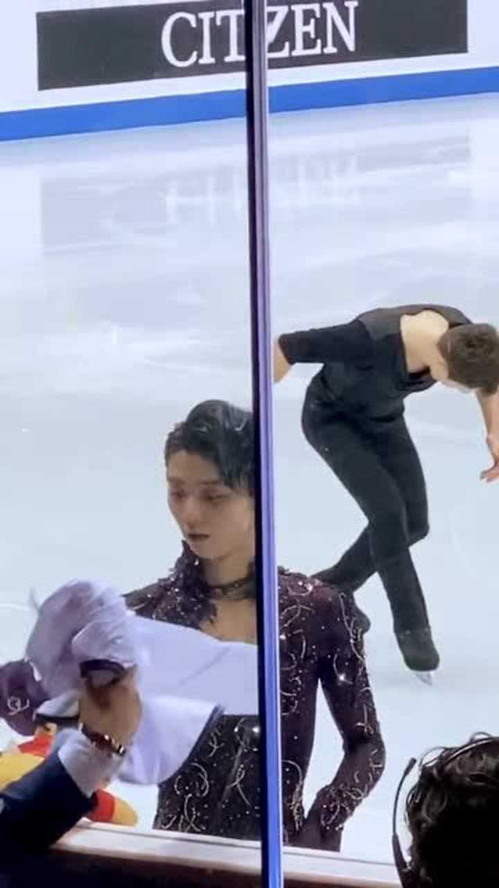 羽生结弦比赛脱下外套的那一瞬立刻闪遍全场