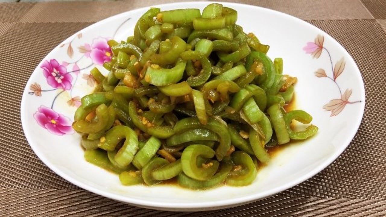清炒蛇豆角的做法,长度一米的蛇豆角,炒起来吃着过瘾