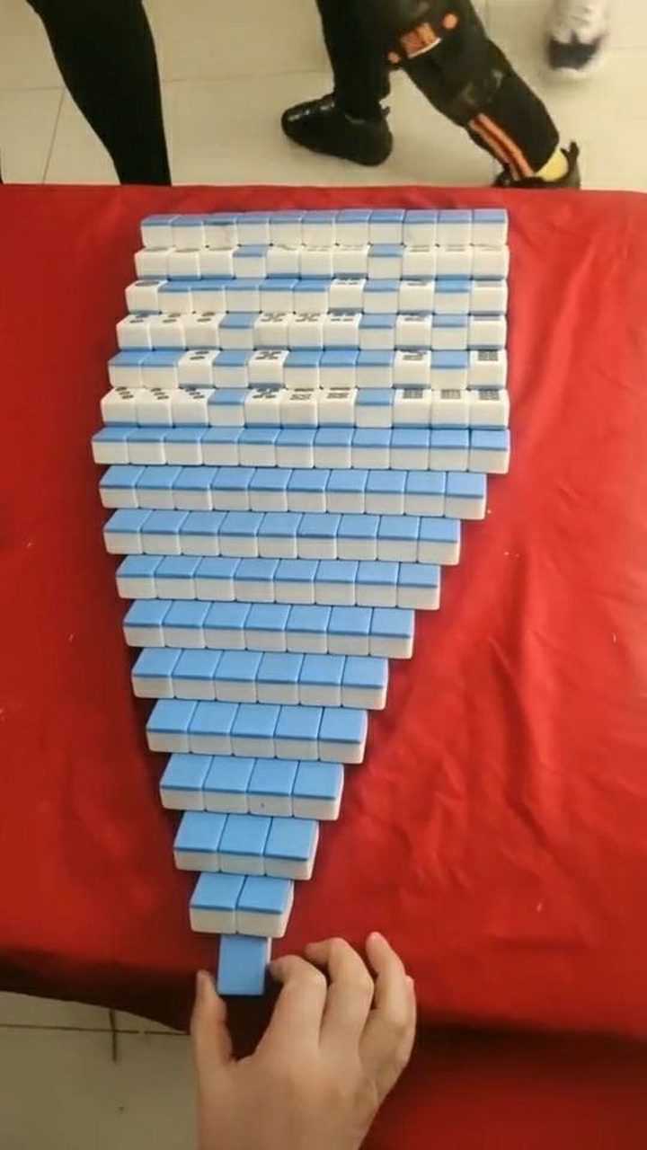 用麻将打造多米诺骨牌表白帅哥耗费数小时摆设最后倒下那刻让人感动
