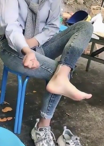 这么漂亮小姐姐竟然也出脚汗,袜子都能拧出水了